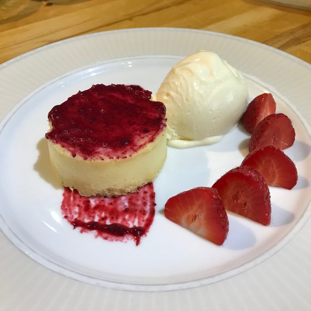 Baked American Cheese Cake with Strawberries