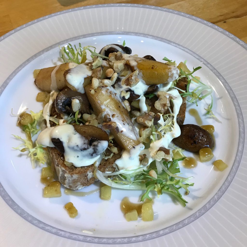 20190507 - Chestnut Mushrooms with Apples on Walnut Toasts