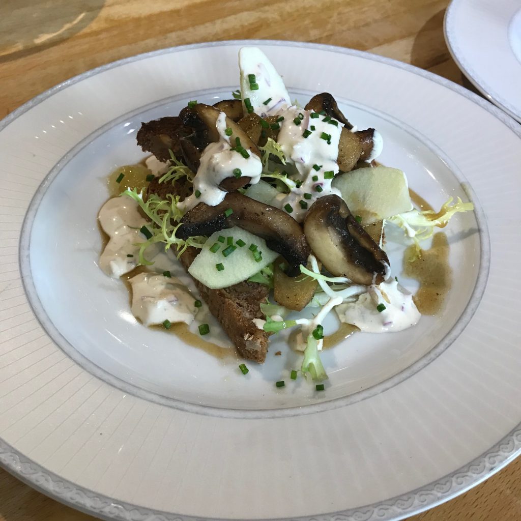 20190619 - Chestnut Mushrooms with Apples on Walnut Toasts